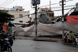 Mưa gió lớn quật ngã bạt che quán ăn ở Gò Vấp