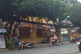 Khởi tố, bắt tạm giam hai cha con vụ chém lìa tay ở quận 3