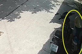 Bất ngờ bị ném 'bom bẩn' vào nhà sau khi lắp camera an ninh