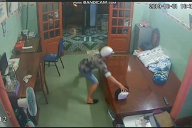 Camera ghi hình thanh niên trộm giỏ chứa tài sản hơn 1 tỉ đồng