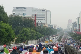Cửa ngõ sân bay Tân Sơn Nhất ùn ứ do mưa, lạnh