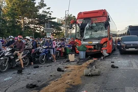 Bình Tân: 2 xe khách va chạm, nhiều người bị thương