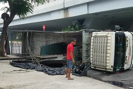 Xe chở máy dập sắt lật trước nhà hàng tiệc cưới ở Bình Tân