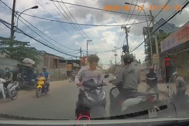 Nhóm cướp giật dùng bình hơi cay ở Bình Chánh