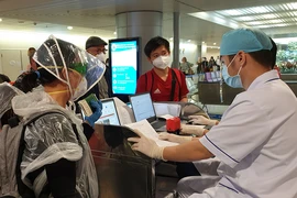 Du khách ở Tân Sơn Nhất bật khóc quay về nước vì dịch COVID-19