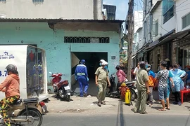 1 thanh niên chết trong tư thế treo cổ ở dãy ki-ốt quận 6