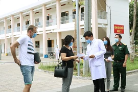 3 bệnh nhân được công bố khỏi bệnh xúc động cám ơn bác sĩ
