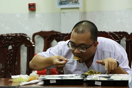 24 giờ đồng hồ ở Bệnh viện dã chiến Củ Chi, nơi chữa COVID-19