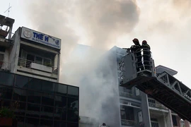 Quận 3: Cháy nơi mua sắm cho thú cưng, phong tỏa nhiều đường