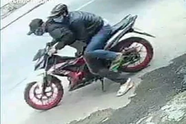 2 thanh niên xịt hơi cay cướp tiệm vàng ở Bình Chánh