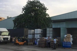 Cảnh sát đột kích kho hàng nghi nhập lậu ở quận 12
