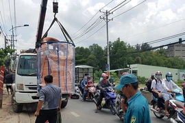 2 cuộn đồng gần 4 tấn rơi vào dòng xe ở Hóc Môn