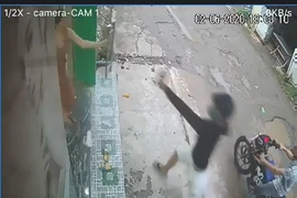 Camera ghi cảnh kẻ trộm xịt hơi cay tấn công người hô hoán