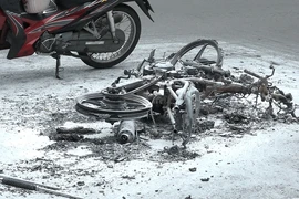 Cướp giật ở quận 3, bị truy đuổi đến quận 1 thì cháy xe