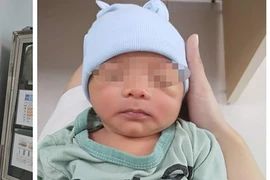 Bình Chánh: Công an trích xuất camera tìm người bỏ rơi bé trai