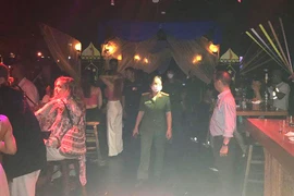 Cảnh sát đột kích nhà hàng ở quận 1, dân chơi nháo nhào