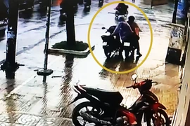 2 kẻ gian làm rơi ví khi trộm xe 