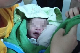 Bé trai còn nguyên dây rốn bị bỏ rơi ở ghế đá