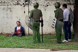 Thanh niên la hét rồi tự đâm vào bụng 