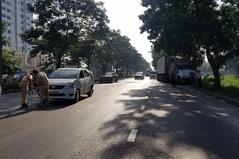  Bị xe container tông, 7 người đi đám cưới la hét trong taxi
