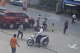 2 tên cướp bị dân truy đuổi, cướp xe máy tẩu thoát