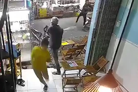 10 người dùng hung khí đập quán trà sữa ở Bình Tân