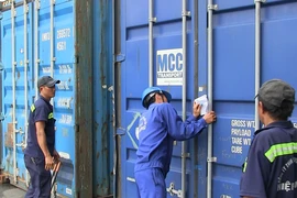 1 giám đốc bị công an truy tìm vì khai gian khi nhập khẩu giấy