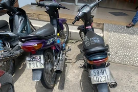 Bị 2 cô gái đuổi, nhóm cướp giật bỏ cả xe để chạy