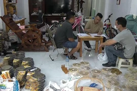 Vụ sản xuất phụ tùng xe máy giả: 2 người bị bắt khẩn cấp