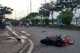 Xe máy va vào ba gác đẩy, 2 người trọng thương