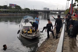 Tìm được thi thể người nhảy cầu Nguyễn Văn Cừ