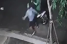 1 tài xế bị tạt nước cay vào mắt, cướp xe lúc rạng sáng