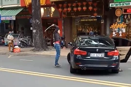Nguyên nhân bất ngờ vụ thanh niên múa gậy đập xe BMW 