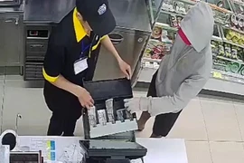 Tân Phú: Vung dao khống chế 2 nhân viên Mini Stop, cướp tiền