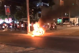 Xe máy bốc cháy bất ngờ, chủ xe nháo nhào bỏ chạy