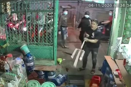 Côn đồ cầm hung khí truy sát người đàn ông ở Bình Tân