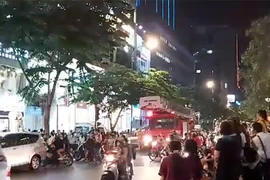 Cảnh sát cứu 1 phụ nữ rơi ở chung cư phố đi bộ Nguyễn Huệ