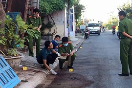 Mâu thuẫn, 4 thanh niên 'quậy' tiệm massage ở Bình Chánh