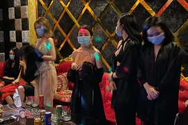 Tiếp viên mặc áo ‘3 mảnh’ phục vụ khách ở nhà hàng quận 5