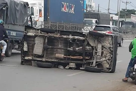 Xe tải bể bánh lật ngang Quốc lộ 1, ùn xe hàng giờ