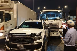 8 xe tông liên hoàn trên cầu vượt An Sương, 2 tài xế mắc kẹt
