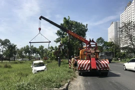 Chiếc xe sau đó được phương tiện cứu hộ đưa lên bờ, di dời khỏi hiện trường. Ảnh: HT