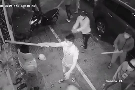 Nhóm người cầm dao tự chế đập phá đồ đạc ở Bình Tân