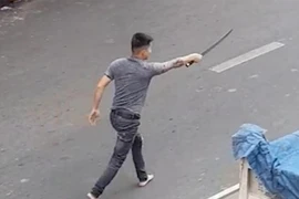 Va chạm giao thông, thanh niên cầm kiếm dài tìm đối thủ