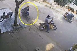 Để hàng chục triệu trong cốp, mất xe, mất cả tiền