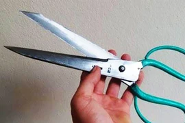 Vợ dùng kéo đâm chồng khi nhậu chung ở Bình Chánh
