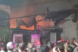 Cháy vựa phế liệu ở Bình Tân, thiêu rụi đồ bên trong