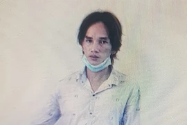 Bị phát hiện dương tính ma túy, cầm ghế ném vào mặt công an