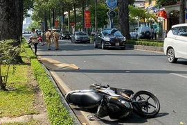 1 người nước ngoài tử vong sau khi ngã xe máy ở quận 3