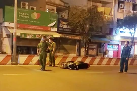 Thanh niên tông dải phân cách, xe máy văng 50m ở Tân Phú